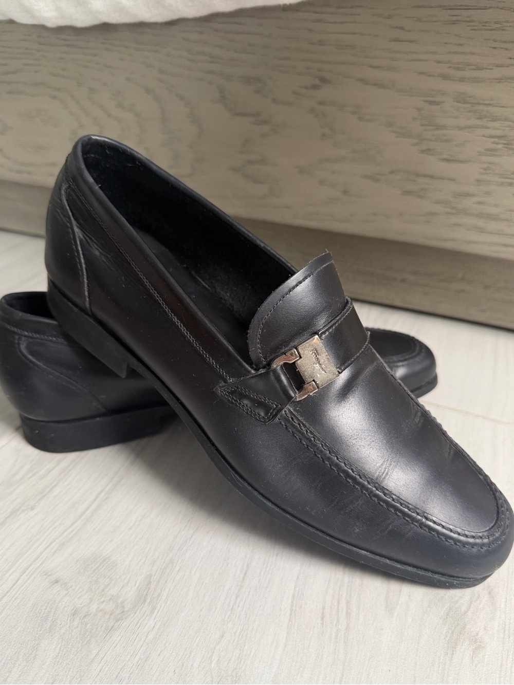 Ferragamo - Black Leather Men's Dress Loafers with Metal Buckle size 7.5